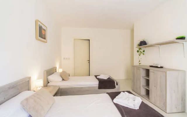 Villa Swieqi with shared room nb3