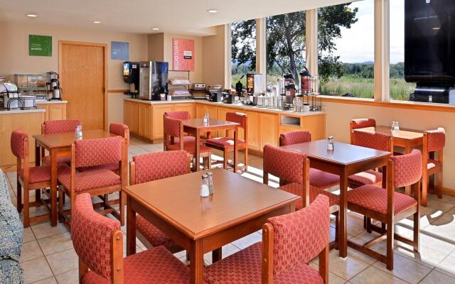Comfort Inn & Suites Redwood Country