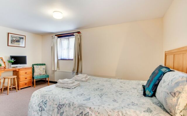 Characteristic Stone Farmhouse in Hilly Devon near Sea