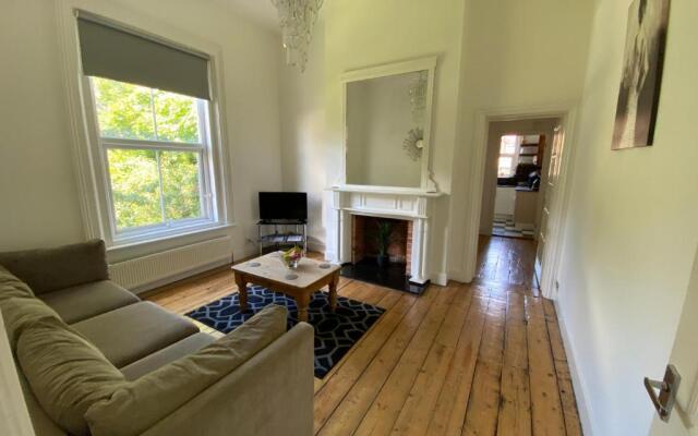 Lovely 2 Bedroom Flat Wifi Close to the beach
