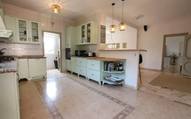 Tess Villa Olmos in M Laga