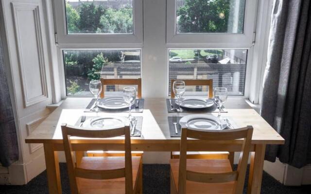 ☆ Bright, 2 Bedroom West End Apartment ☆