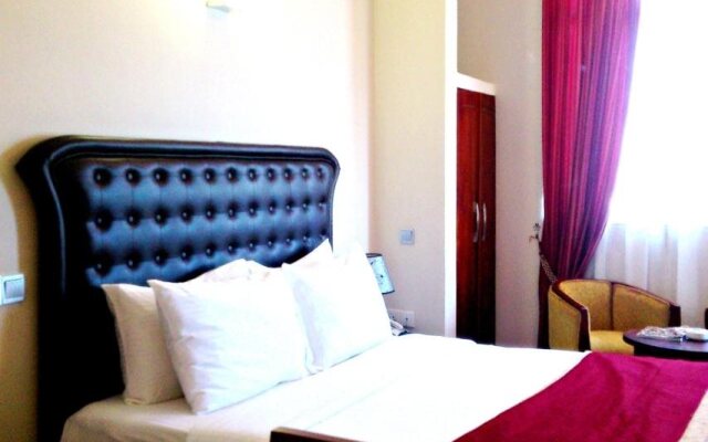 Lazaani Hotel & Restaurant