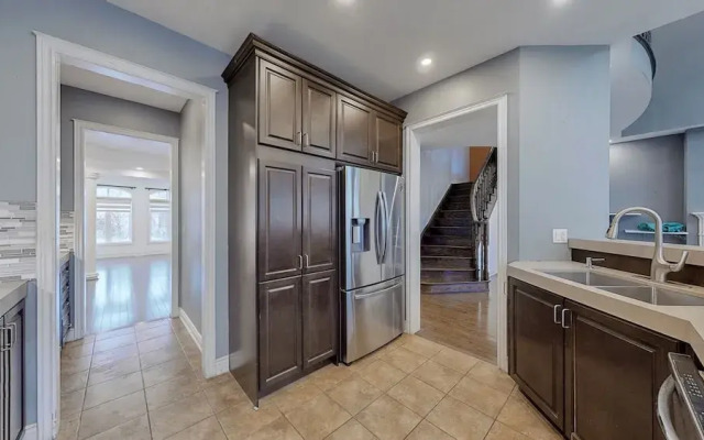 Luxury Retreat Modern Spacious 4 Bedroom Home