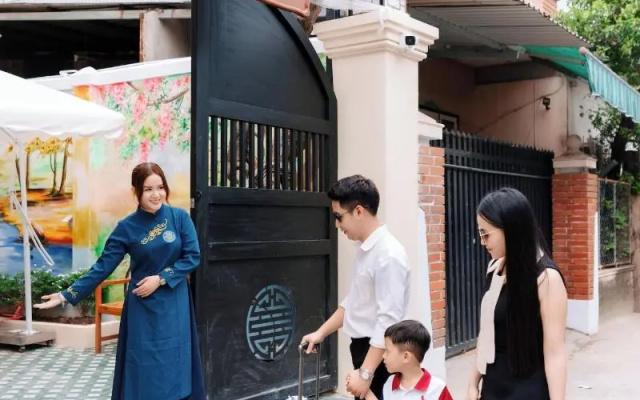 75 Garden INN – People – Hue
