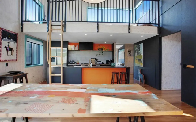 Artist's Colourful Casa with Spa Pool
