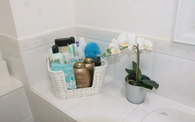Skyline Haven Modern 2BR w/ Free Parking & 4kTV