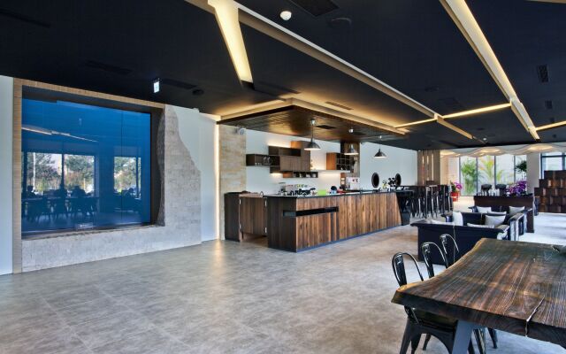 DiveCube Hotel
