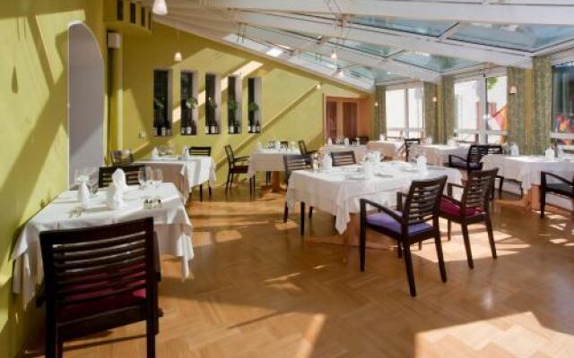 Golf- und Seehotel Engstler