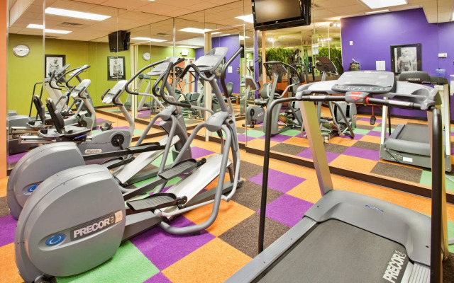 Holiday Inn Manhattan at the Campus by IHG