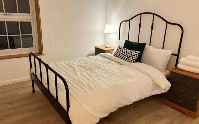 Essex 2-bed House nr Stanstead With Arcade Machine