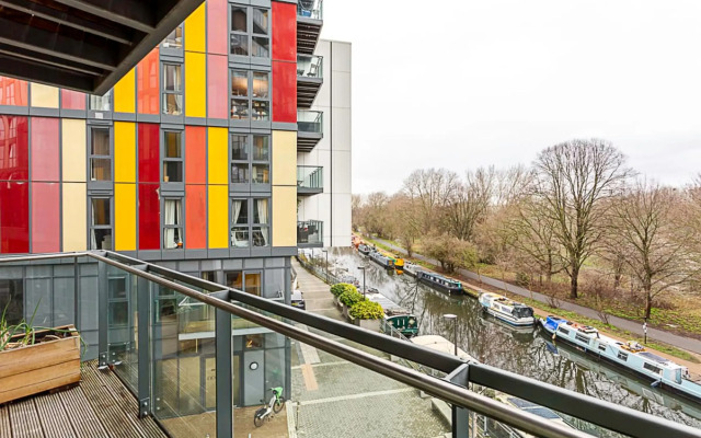Vibrant and Modern Apartment With Canal Views