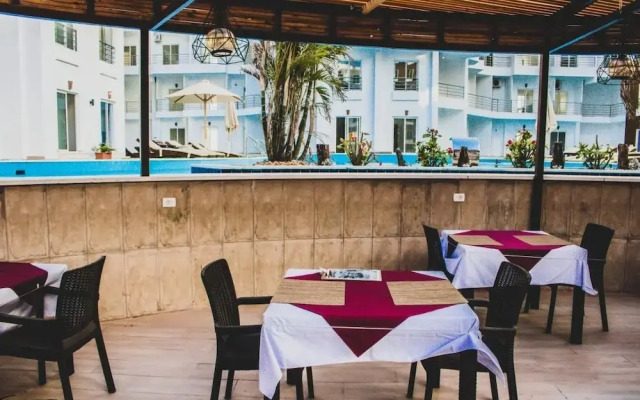 Aqua Palms Resort
