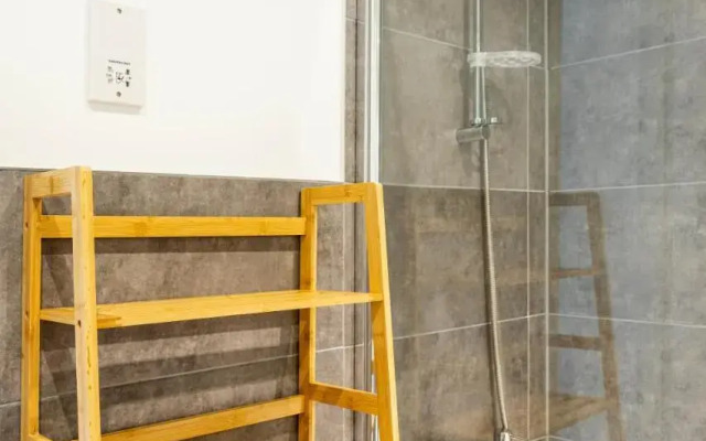 Attractive 2 Bedroom Penthouse with free Parking