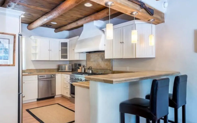 La Luz - Luxurious East Side Adobe With Hot Tub and Kiva Fireplace, Walk Everywhere