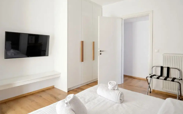 Jade's and Tala's Apartment - Acropolis View