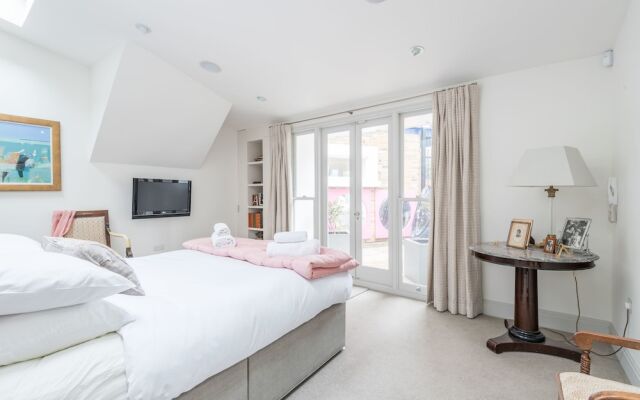 Classic Hammersmith Home by Ravenscourt Park