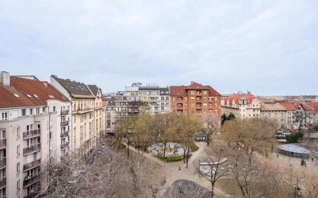 Beautiful apartment with parking garage & AC