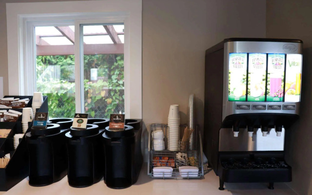 Super 8 by Wyndham Courtenay