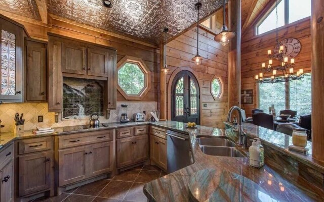 Bear Elegance - Three Bedroom Cabin