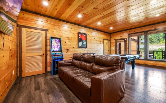 Mountain Skyy 3 Bedroom Cabin by RedAwning