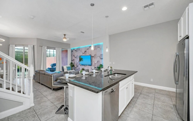 Vibrant Townhome w Private Pool, near Disney