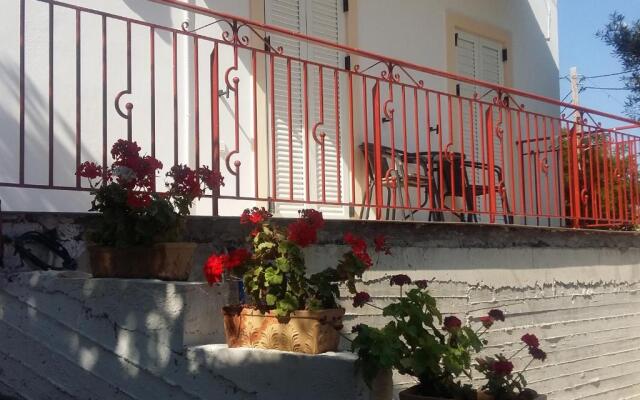 House with a garden in the Lakithra