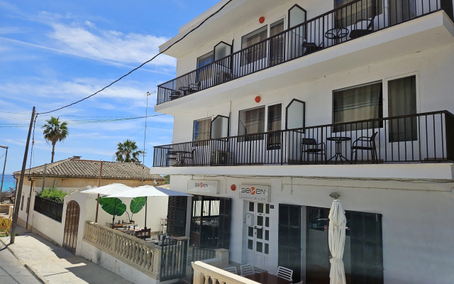 Seven Hostal & Spa
