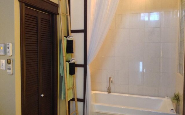 Le Manoir du Rocher B & B