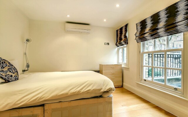 Pont Street Mews Townhouse