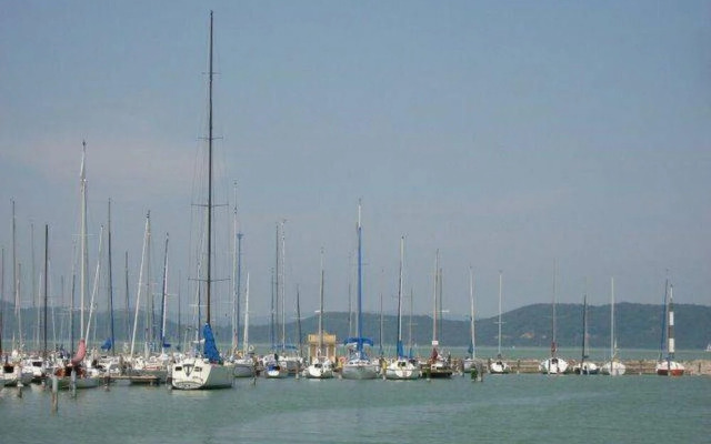 Crystal Apartement F