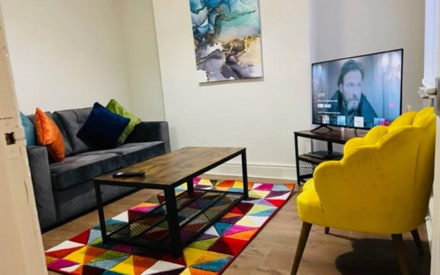 Inviting 3-bedroom Home in Liverpool With Parking
