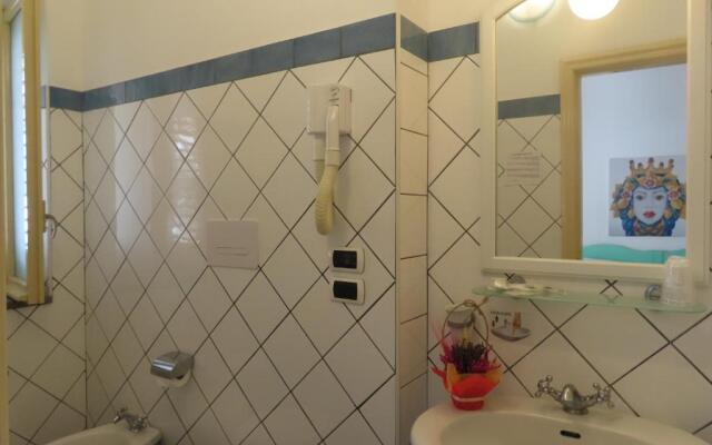 Stromboli Central Family Apartment - 3 Double Rooms