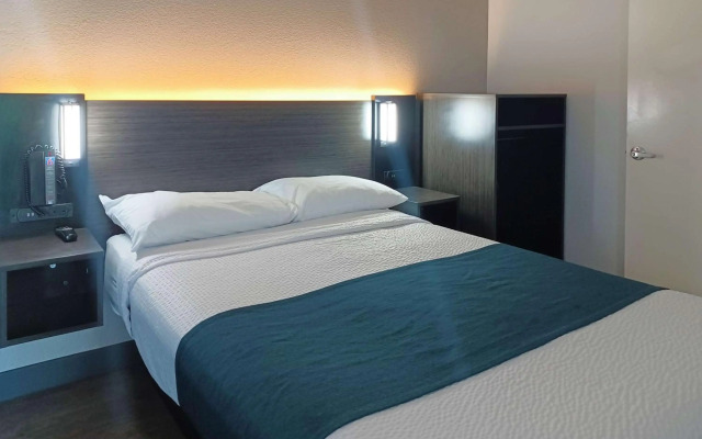 Motel 6 Fresno, CA - Blackstone North