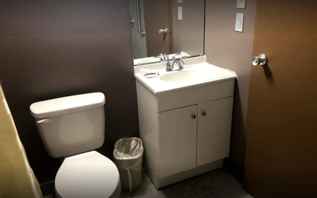 Economy Inn North Randall