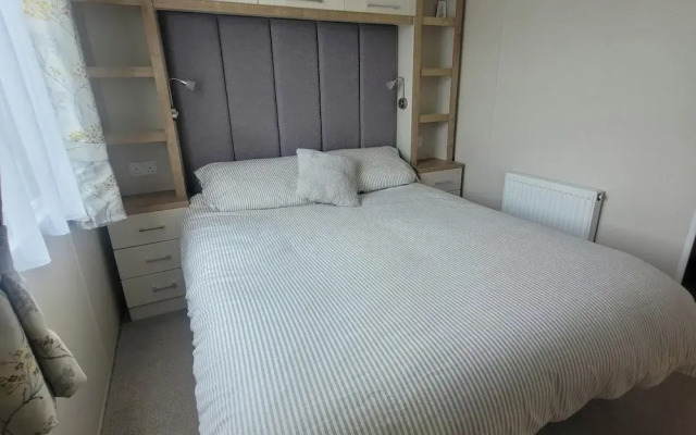 Beachside Holiday Retreat - Sleeps 6 & Parking
