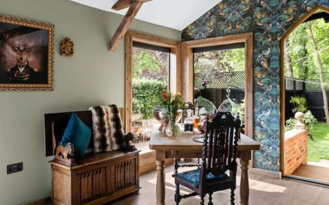 Romantic Lodge on Edge of Nature Reserve