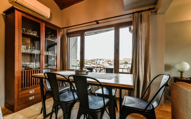 FM Luxury 3-BDR Apartment - 3 Levelled Home