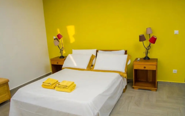 Room in Villa - Comfortable and Welcoming Suite With Terrace Overlooking the Lake