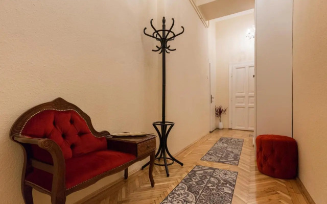 Eclectic Luxury & Spacious 2BR AC Apt in Center