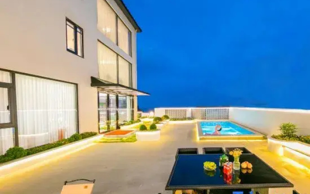 Haikuoyunshen·Super first-line sunrise sea view pool holiday villa (Xiaowushitang Branch)