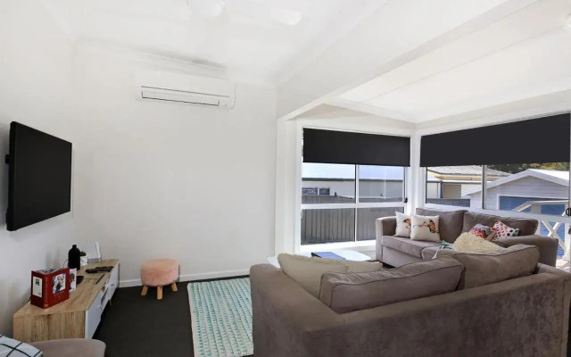 Tilly's Retreat - Pet Friendly - 3 Min Walk to Beach