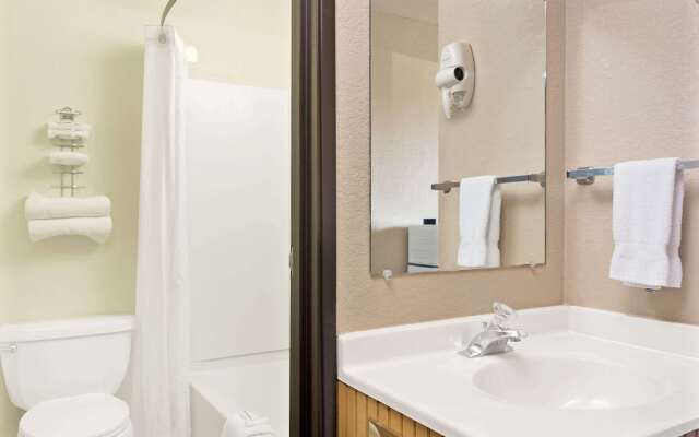 Super 8 by Wyndham Spokane/West
