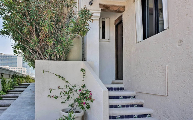 Updated Oceanside Townhome w/ Pool: Walk to Beach!