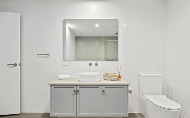 Hamptons by the Beach ~ New Apt 50m from the Sea
