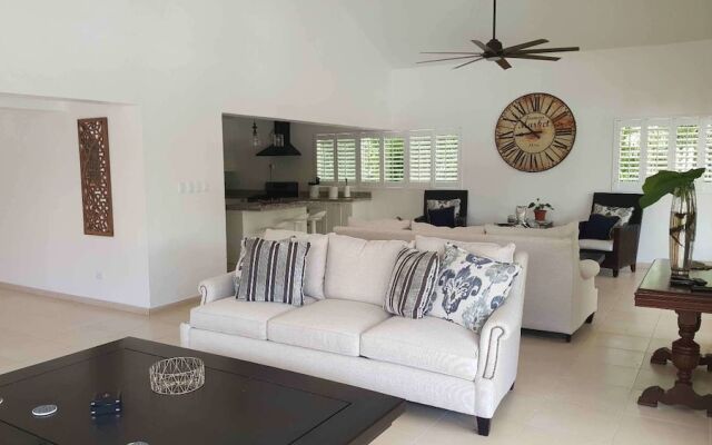 Villa in Metro Country Club