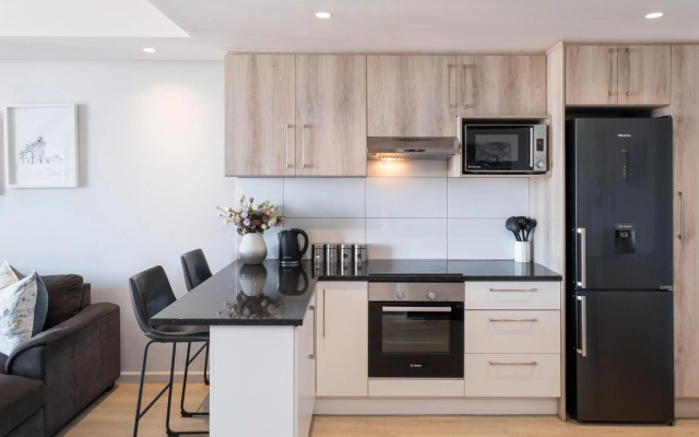 Modern Two Bedroom Unit, Mountain & Harbour Views