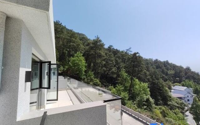Mountain and Courtyard Homestay