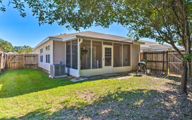 Cute Pensacola Townhome ~ 9 Mi to Downtown!