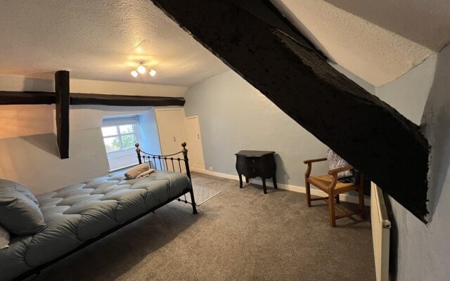 Traditional 3-bed Cottage, Log Burner & Sea Views!